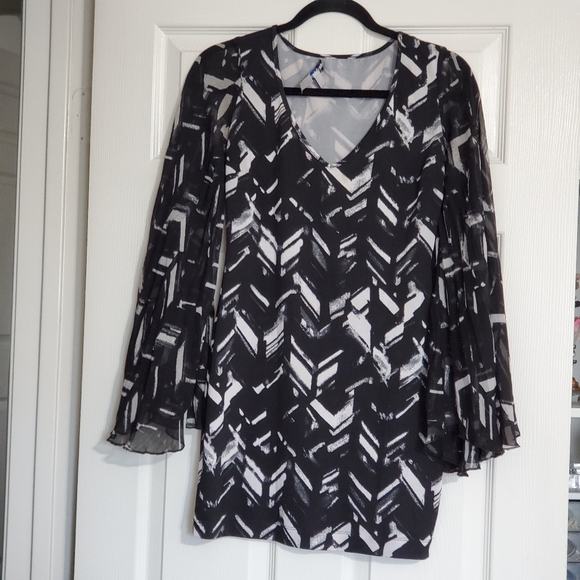 bailey blue Dresses & Skirts - Baileyblue Black and white mini chevron print dress Small casual